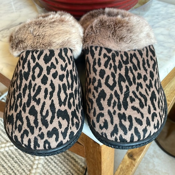Isotoner Slippers CHEETAH Memory Foam Hoodback ECO Comfort Women’s Sz 9.5-10 NWT - Picture 11 of 12